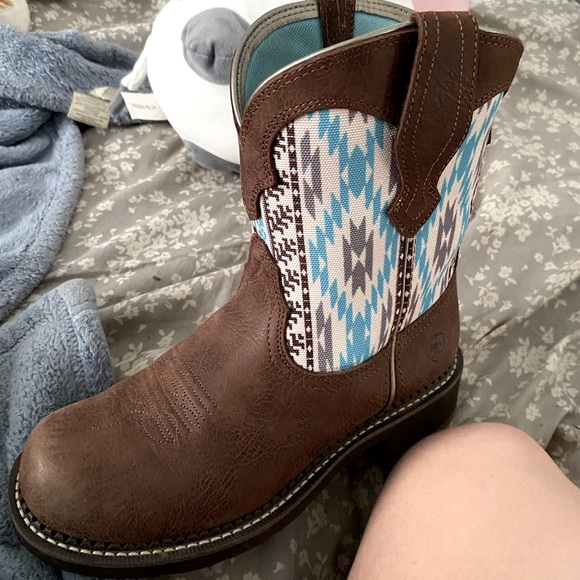 Ariat boots, size 7 in womens. Only been worn once - Picture 2 of 3